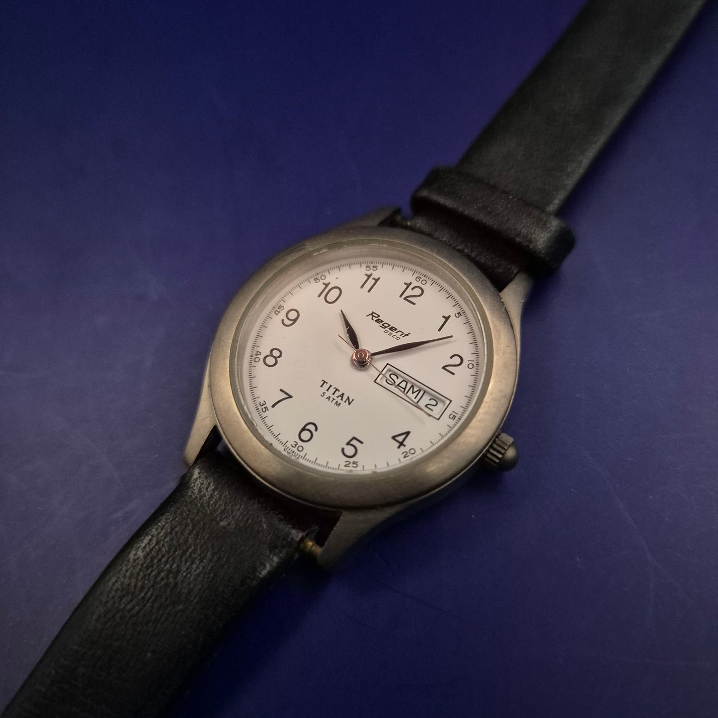 Klassische Regent OSCO Damen Uhr – Robustes Titan-Design mit Datumsanzeige