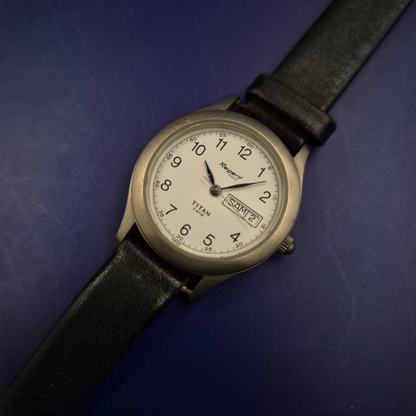 Klassische Regent OSCO Damen Uhr – Robustes Titan-Design mit Datumsanzeige