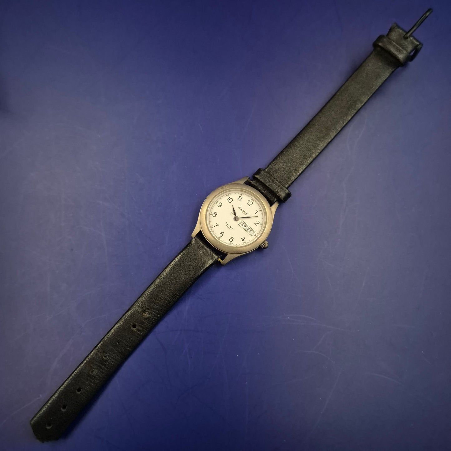 Klassische Regent OSCO Damen Uhr – Robustes Titan-Design mit Datumsanzeige