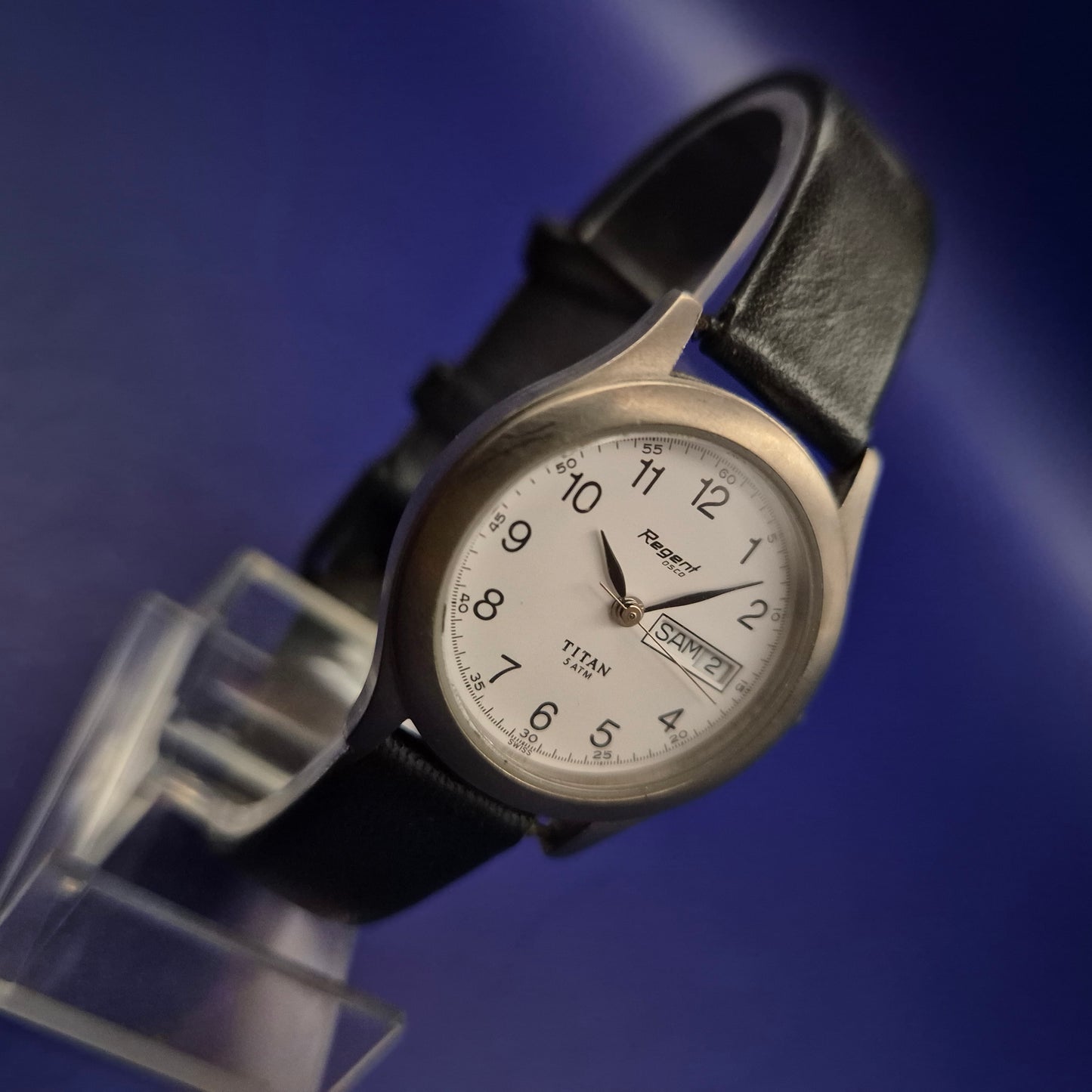 Klassische Regent OSCO Damen Uhr – Robustes Titan-Design mit Datumsanzeige