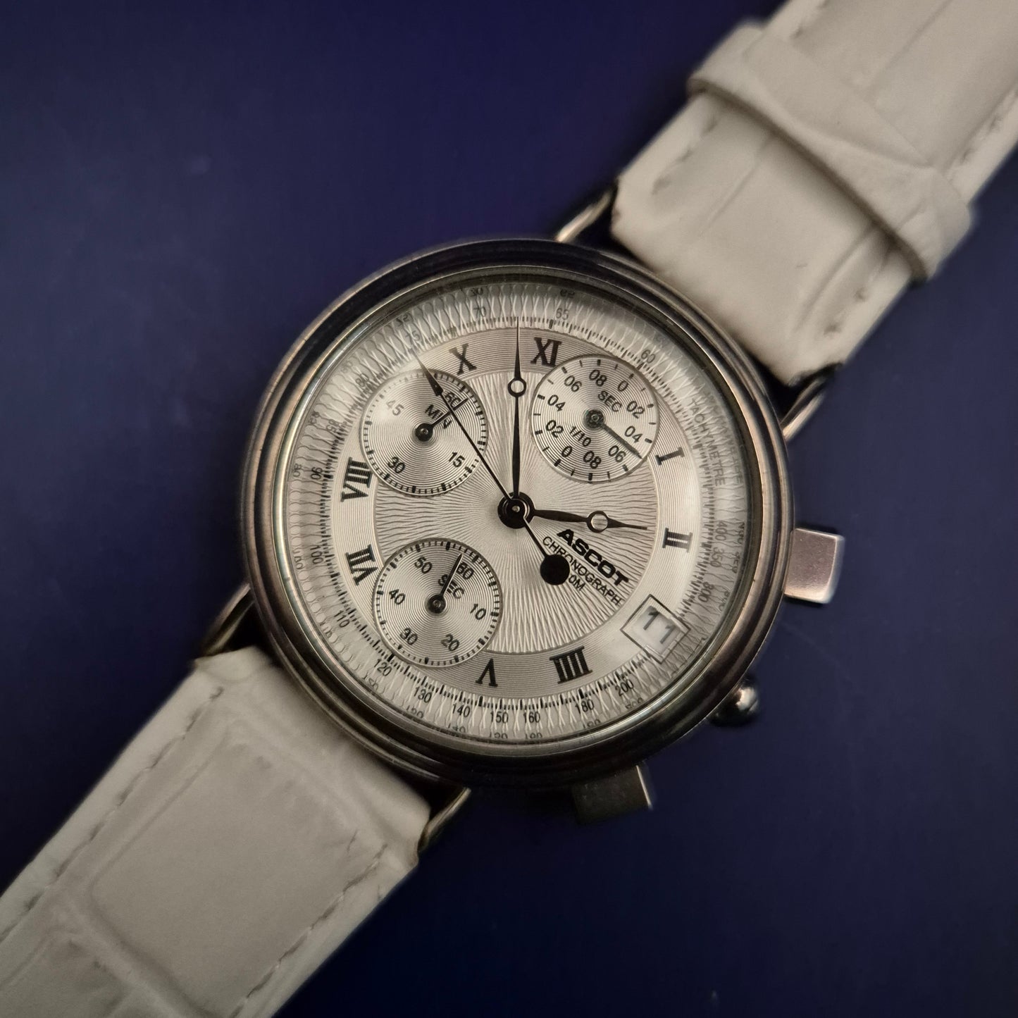 Exklusiver Ascot Chronograph – Klassische Eleganz mit weißem Lederarmband