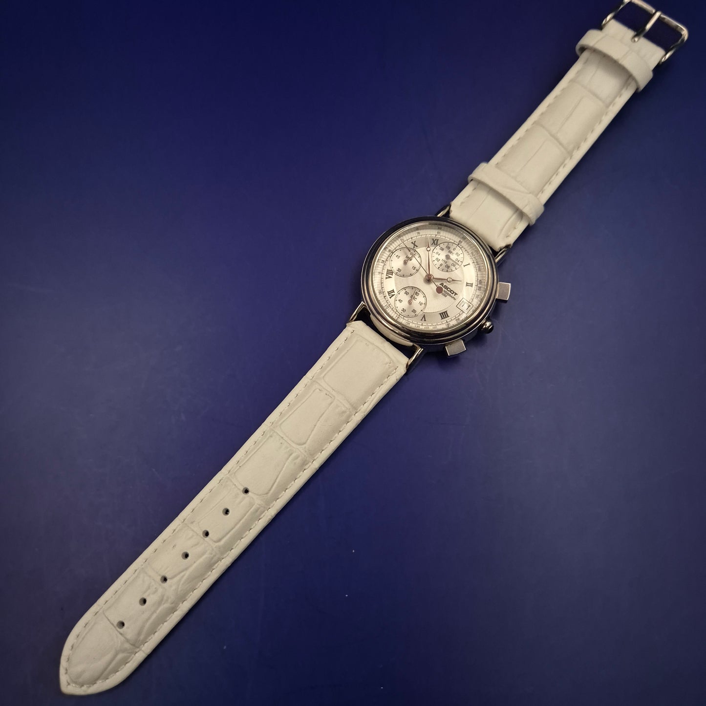 Exklusiver Ascot Chronograph – Klassische Eleganz mit weißem Lederarmband