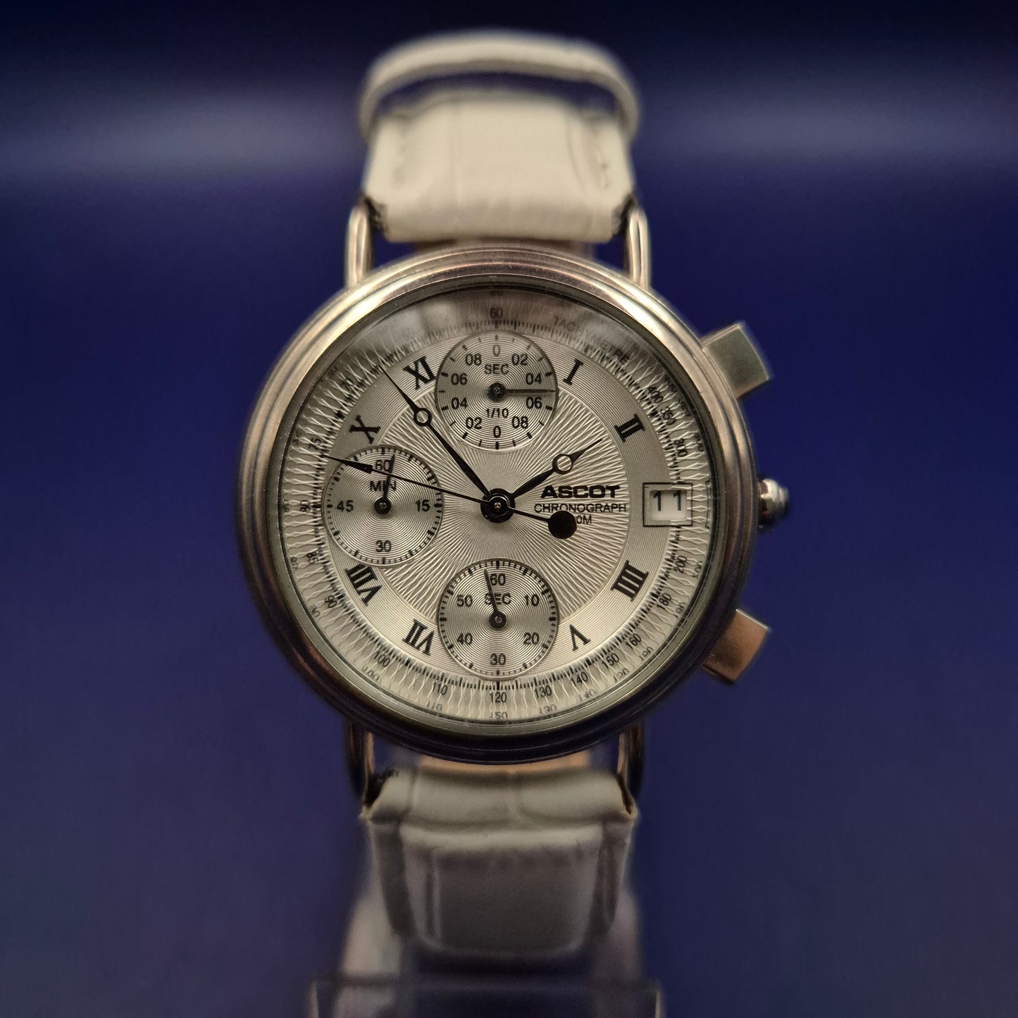 Exklusiver Ascot Chronograph – Klassische Eleganz mit weißem Lederarmband