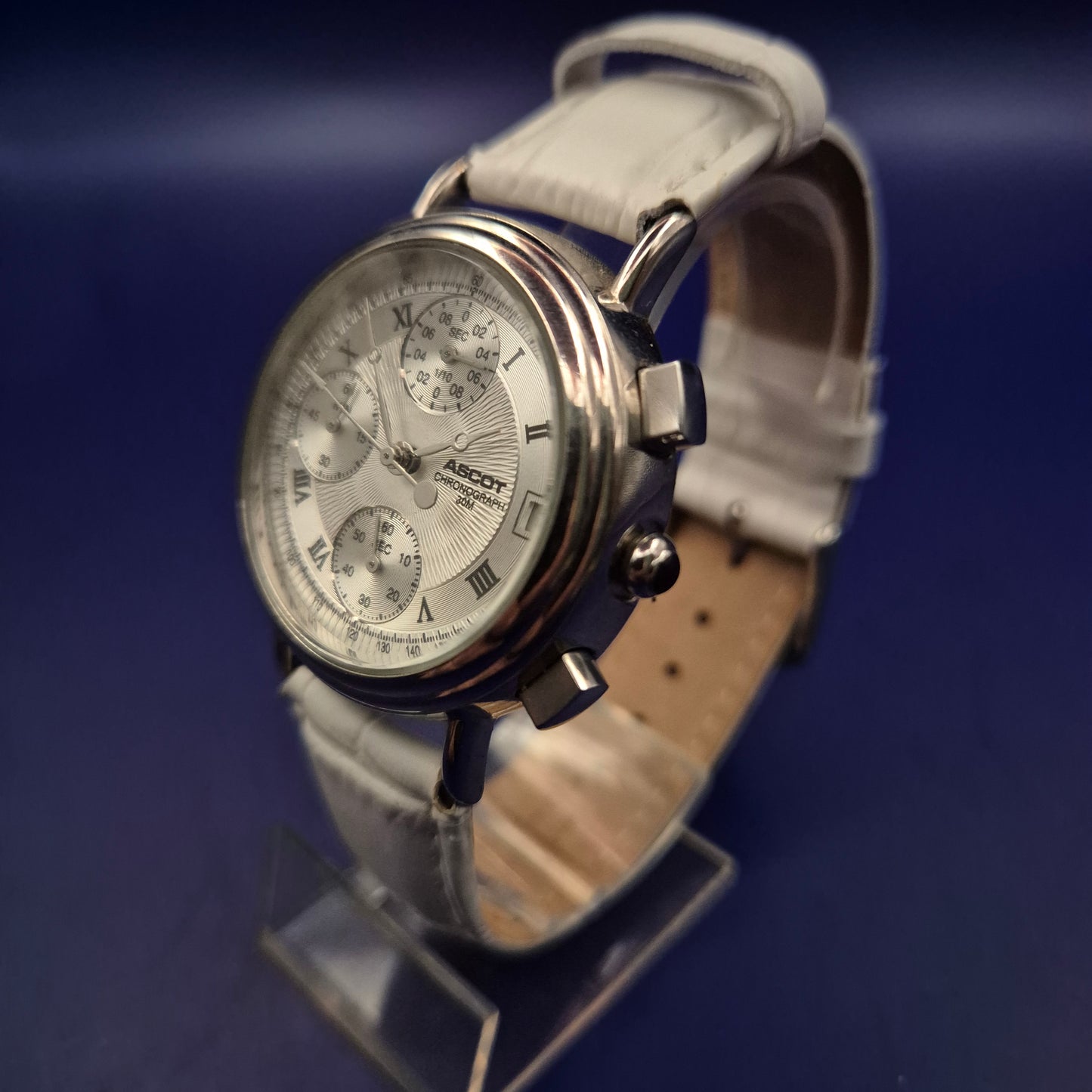 Exklusiver Ascot Chronograph – Klassische Eleganz mit weißem Lederarmband