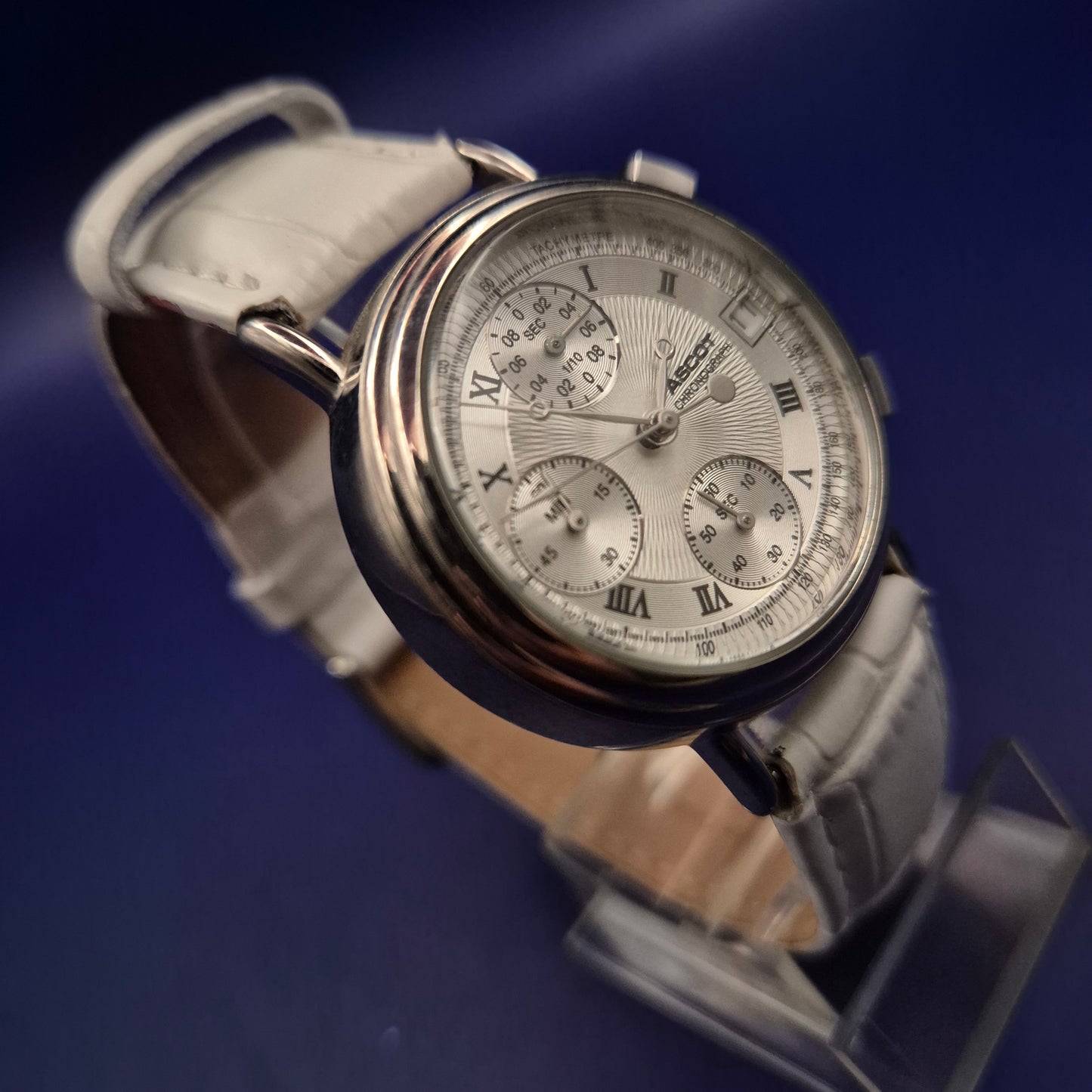 Exklusiver Ascot Chronograph – Klassische Eleganz mit weißem Lederarmband