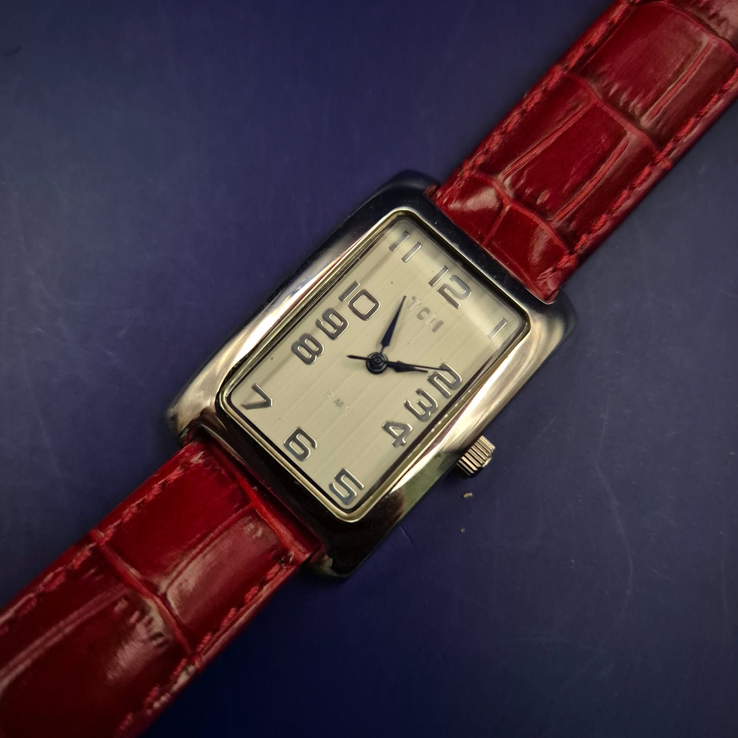 Elegante TCM Damen Uhr – Klassische Rechteck-Form mit rotem Lederarmband