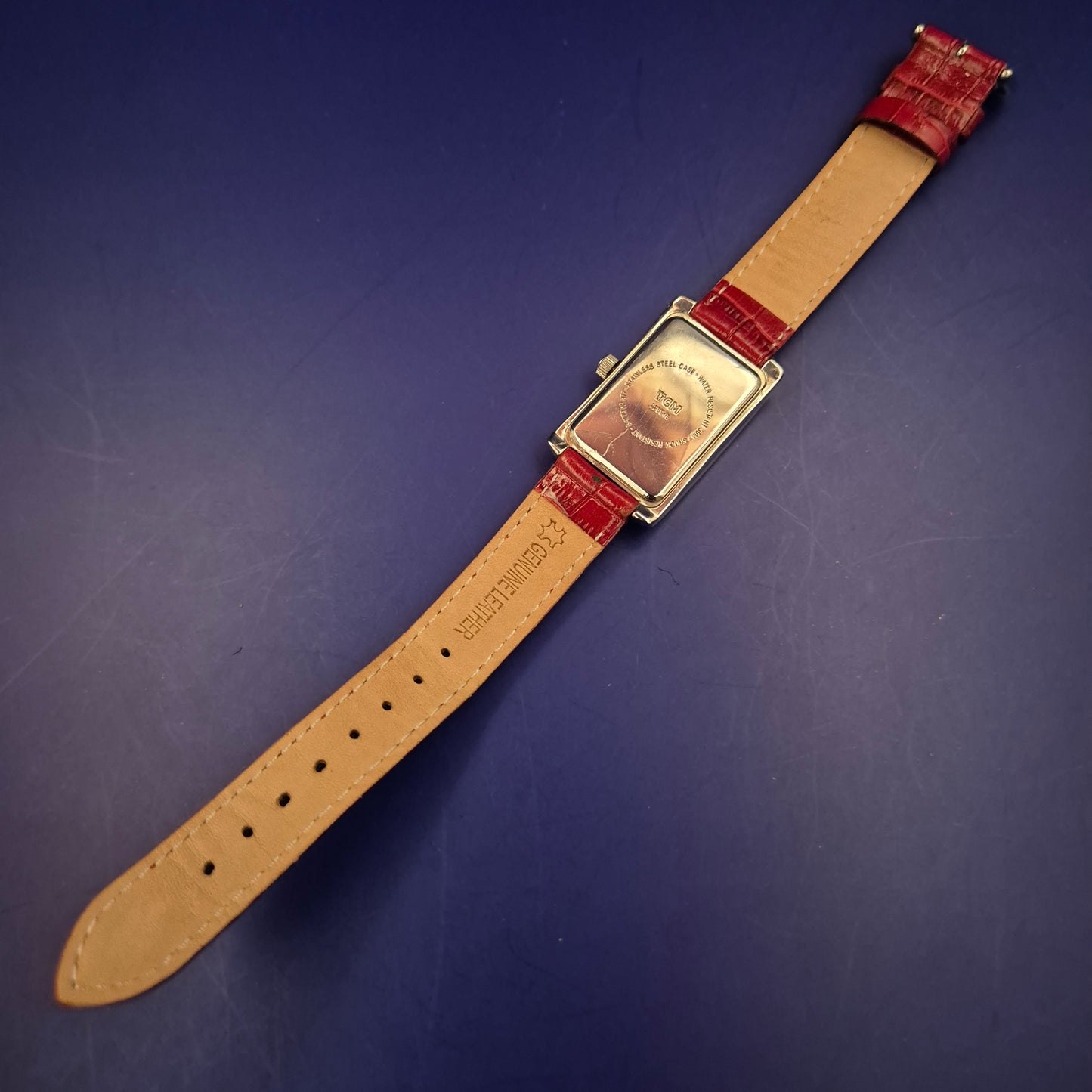 Elegante TCM Damen Uhr – Klassische Rechteck-Form mit rotem Lederarmband