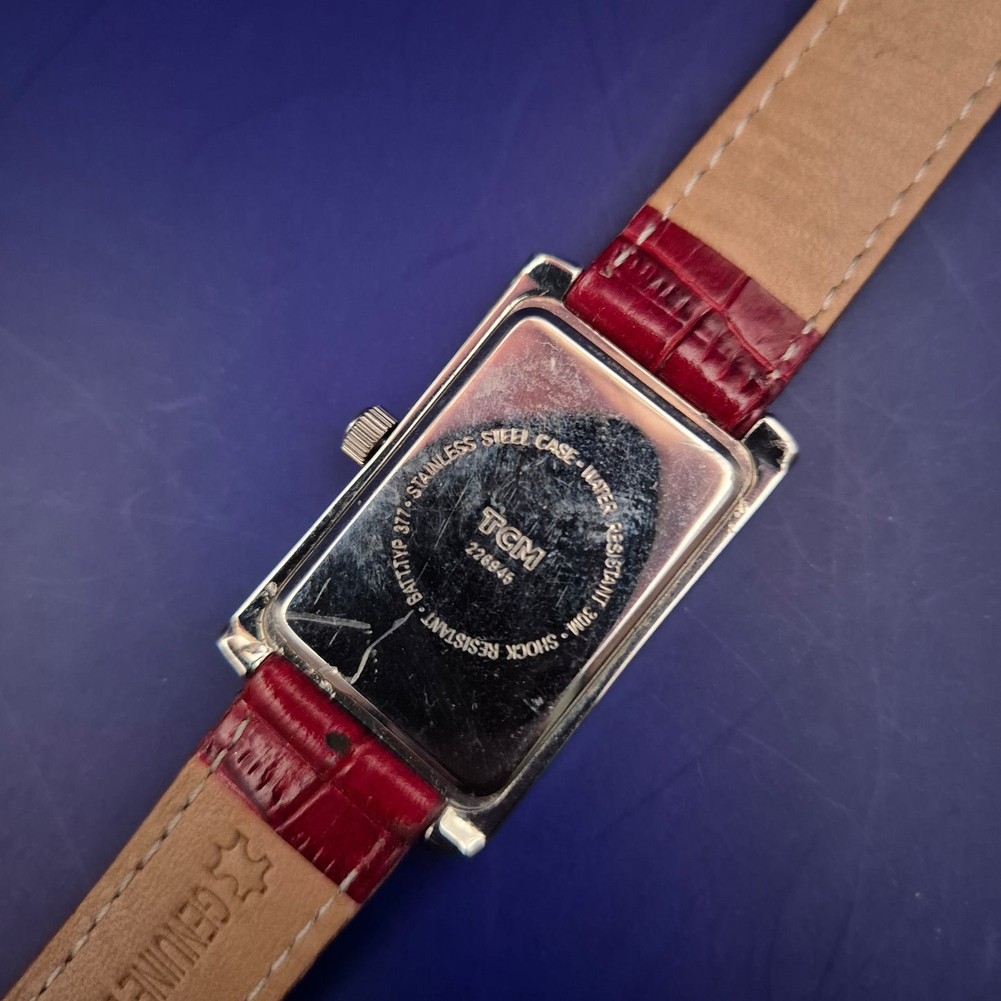 Elegante TCM Damen Uhr – Klassische Rechteck-Form mit rotem Lederarmband