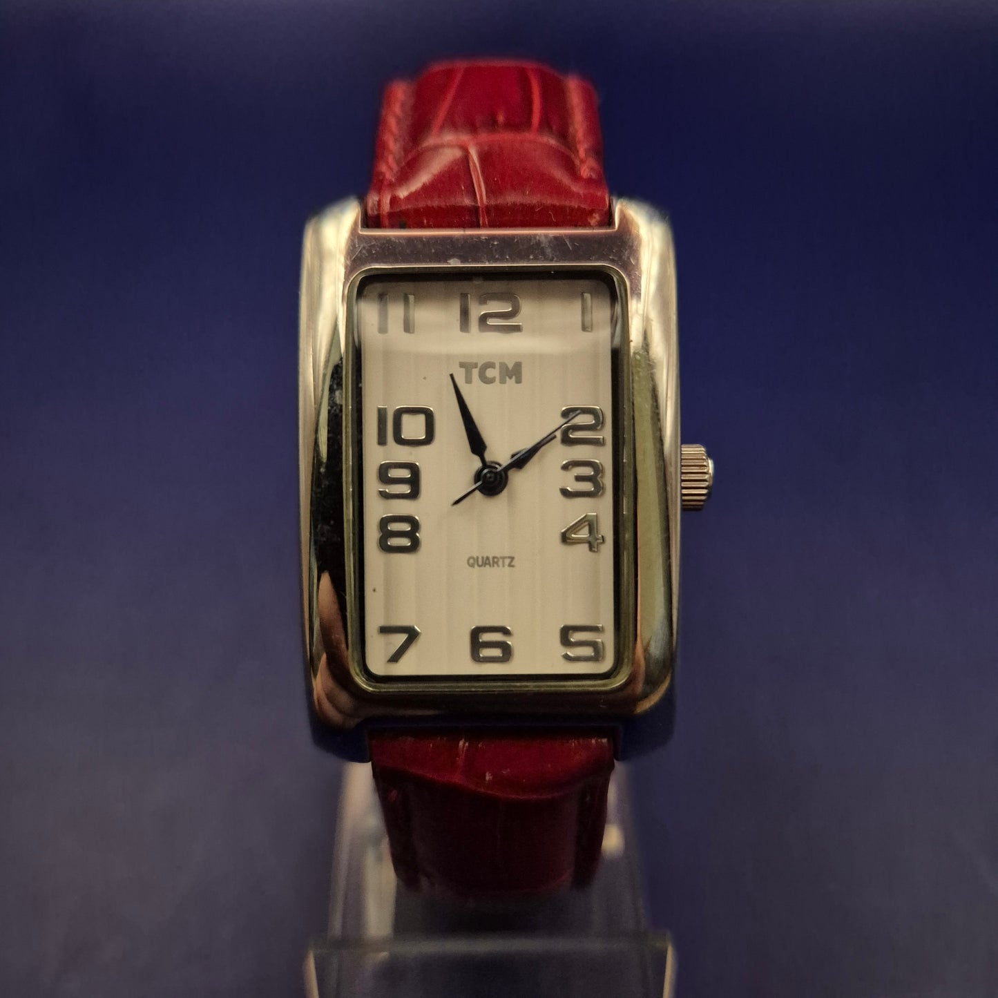 Elegante TCM Damen Uhr – Klassische Rechteck-Form mit rotem Lederarmband