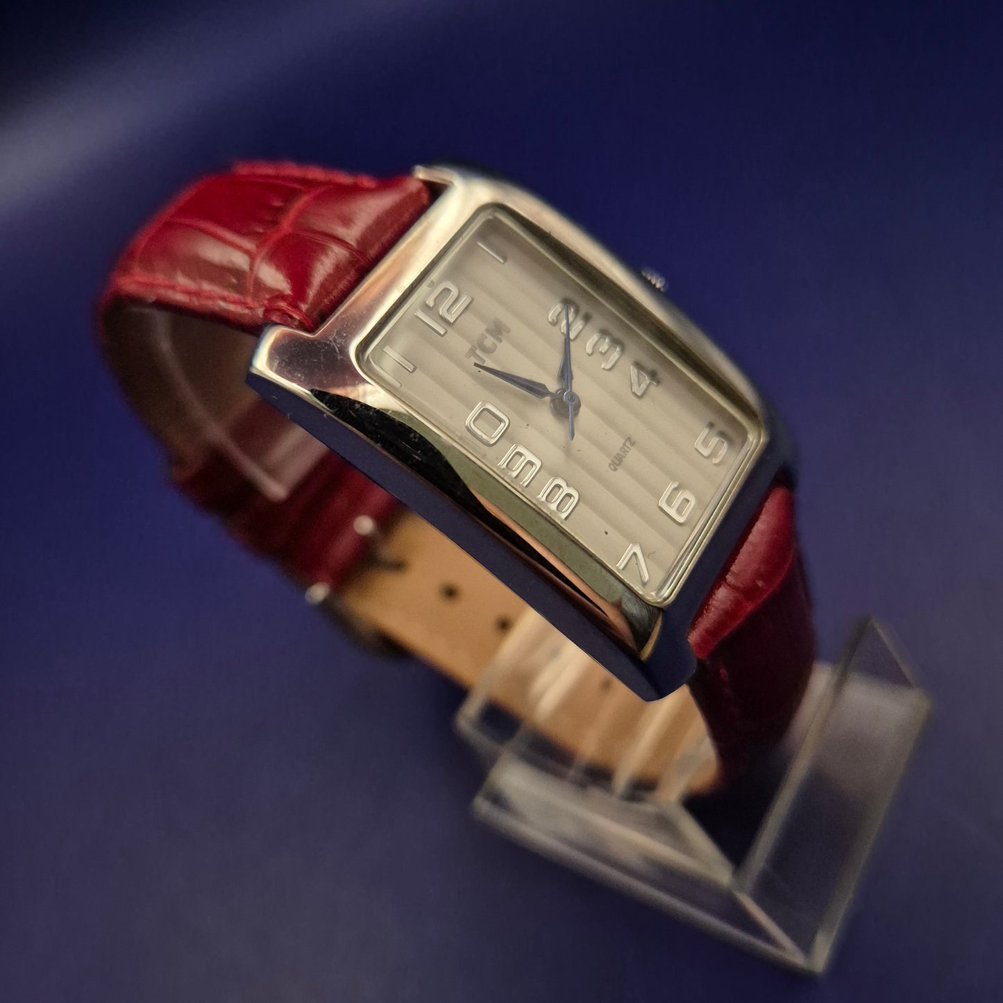Elegante TCM Damen Uhr – Klassische Rechteck-Form mit rotem Lederarmband