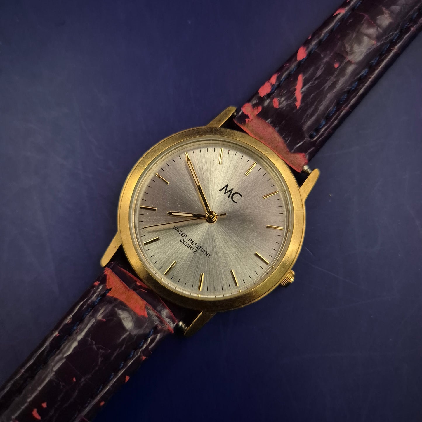 Elegante MC Damen Uhr – Gold-Optik mit markantem Lederarmband