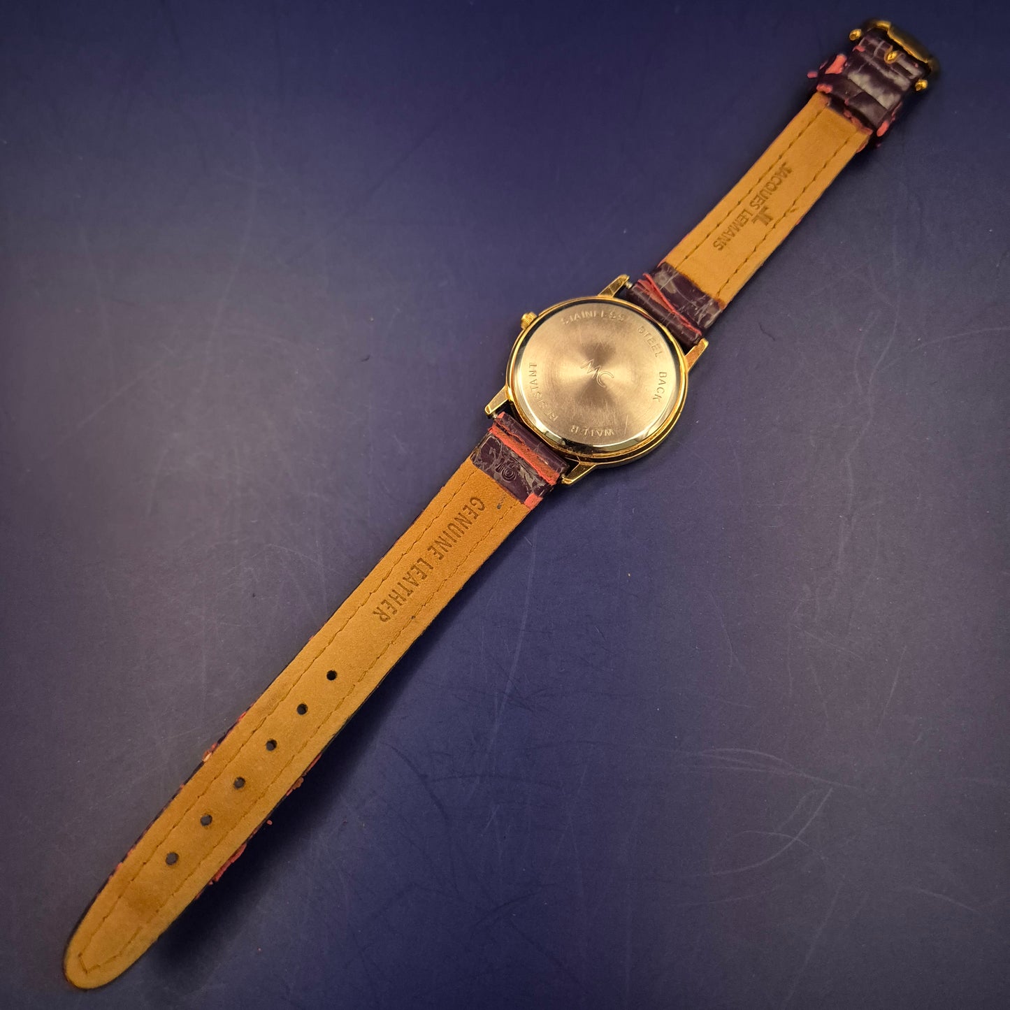 Elegante MC Damen Uhr – Gold-Optik mit markantem Lederarmband