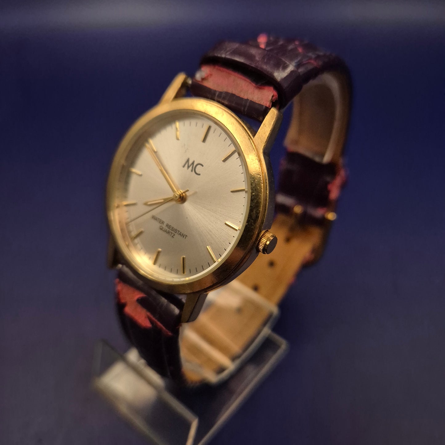 Elegante MC Damen Uhr – Gold-Optik mit markantem Lederarmband