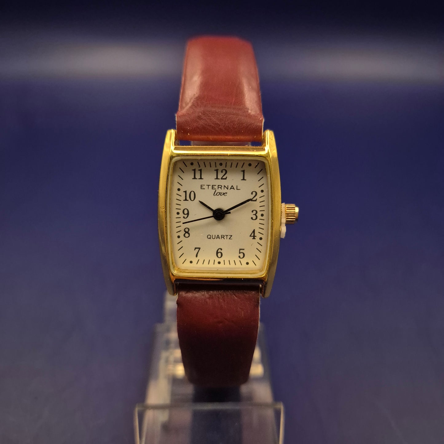Elegante Eternal Love Damen Uhr – Gold-Optik mit weinrotem Armband