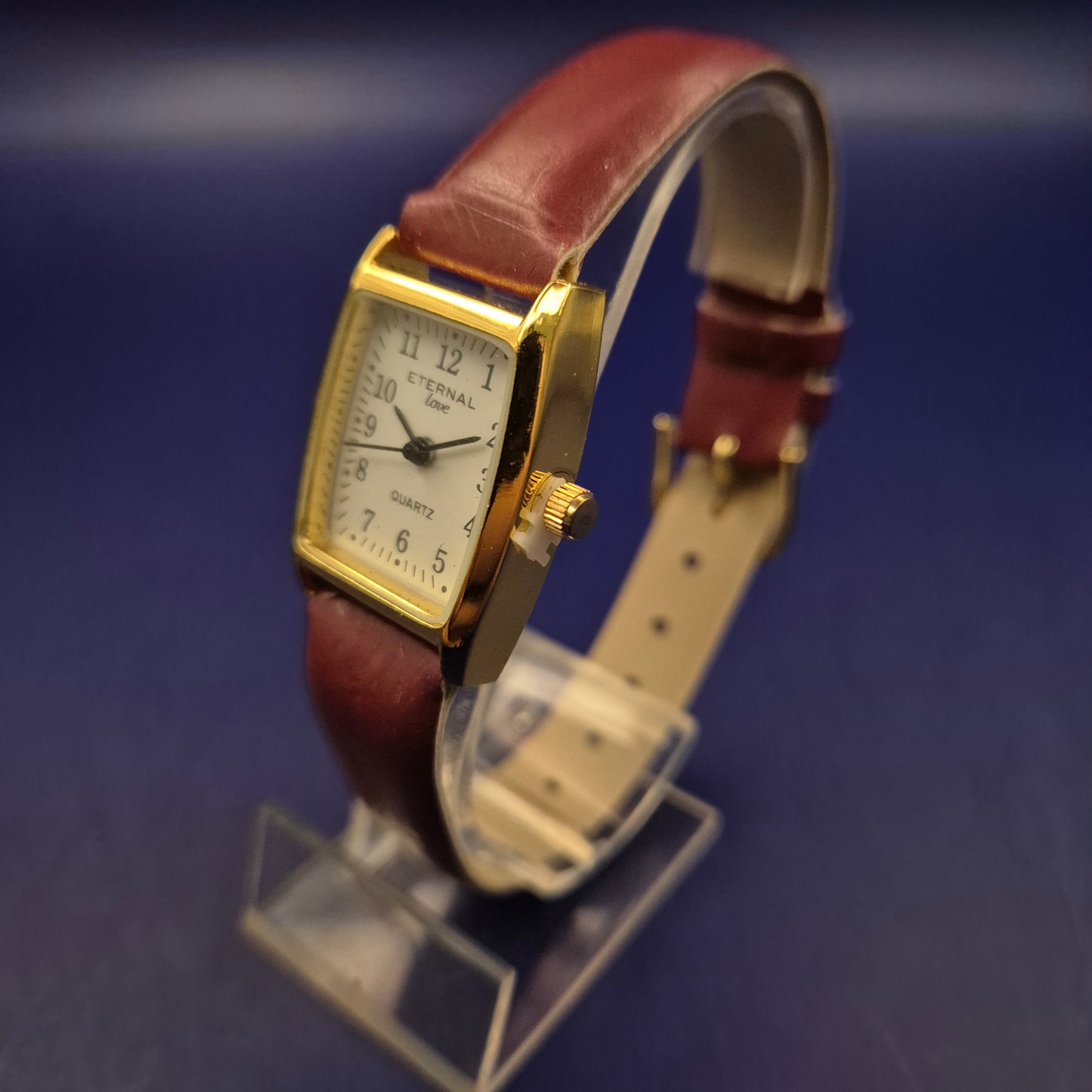 Elegante Eternal Love Damen Uhr – Gold-Optik mit weinrotem Armband