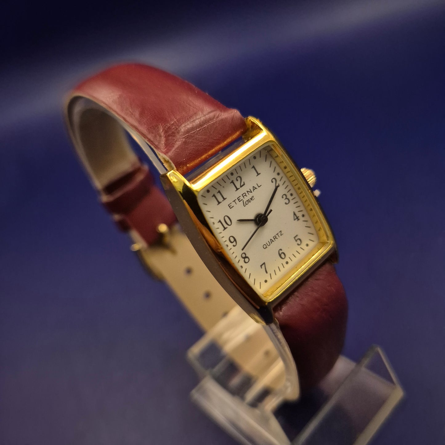 Elegante Eternal Love Damen Uhr – Gold-Optik mit weinrotem Armband