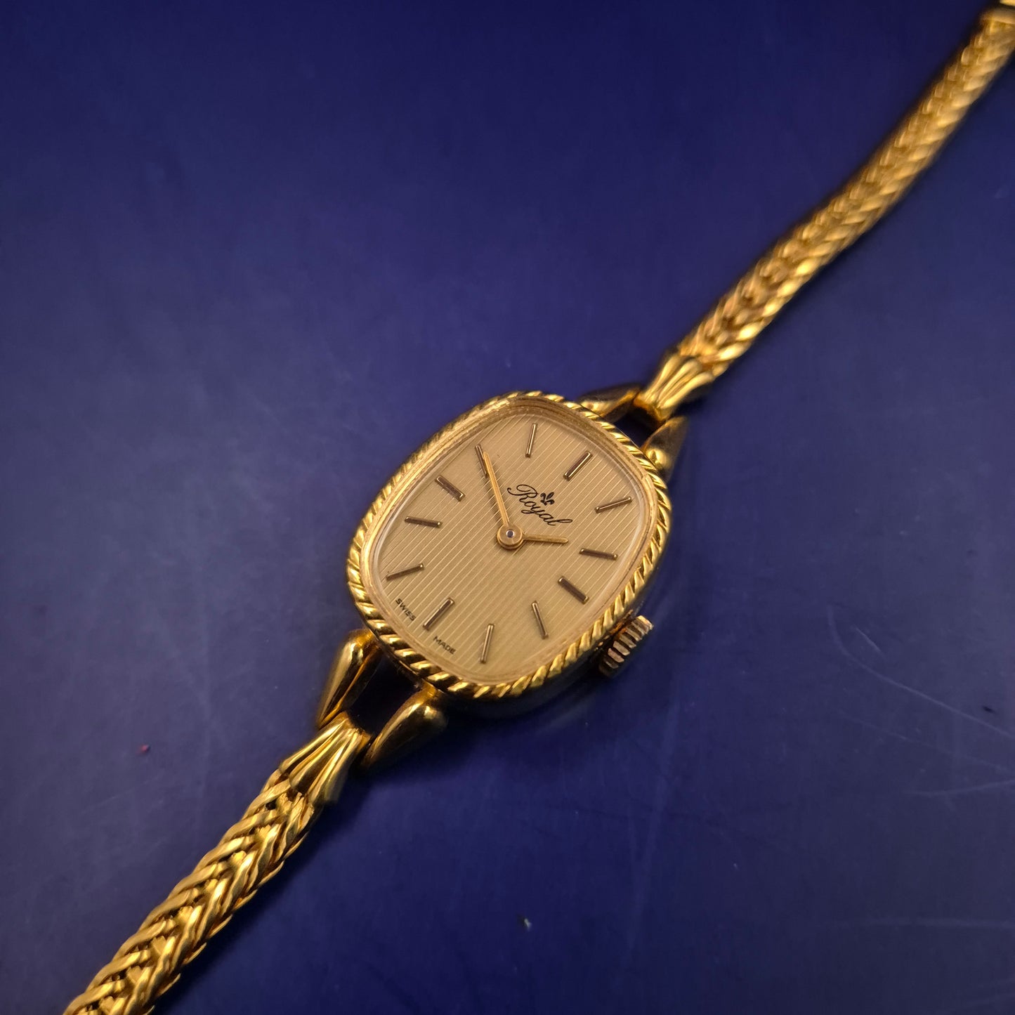 Elegante Royal Damen Uhr – Vintage-Stil in Gold-Optik mit Flechtarmband