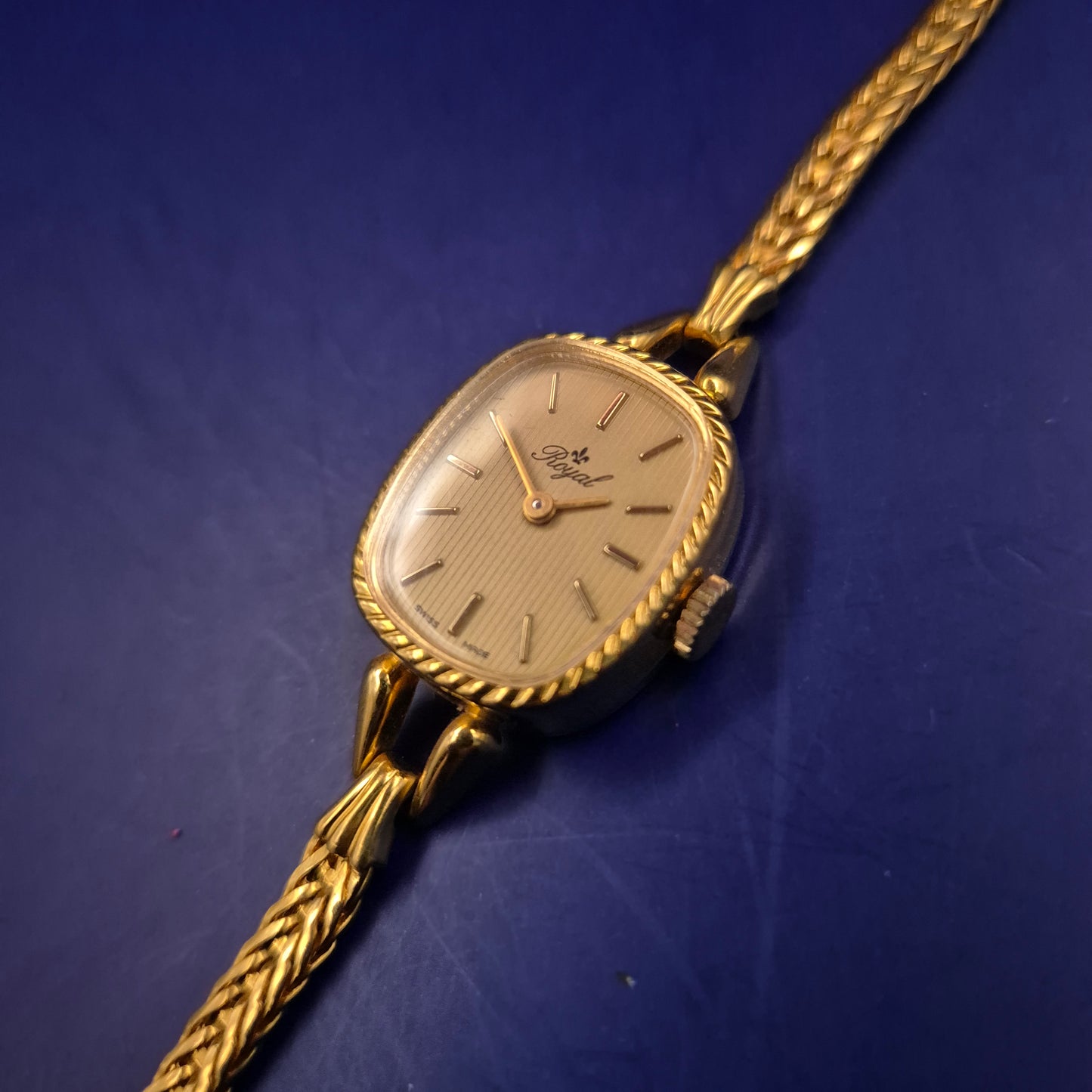 Elegante Royal Damen Uhr – Vintage-Stil in Gold-Optik mit Flechtarmband