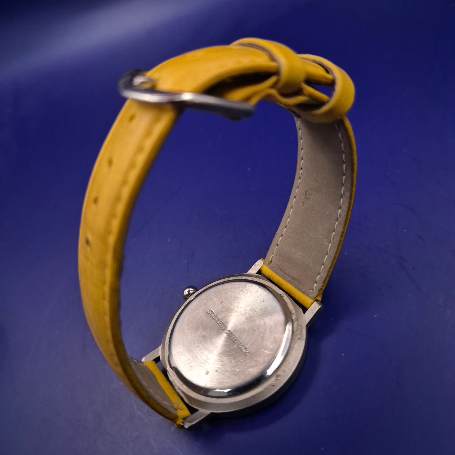 Moderne Hector Damen Uhr – Minimalistisches Design mit Gelbem Lederarmband