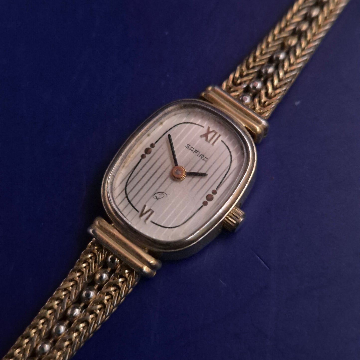 Elegante Safira Damen Uhr – Gold-Optik mit strukturiertem Zifferblatt