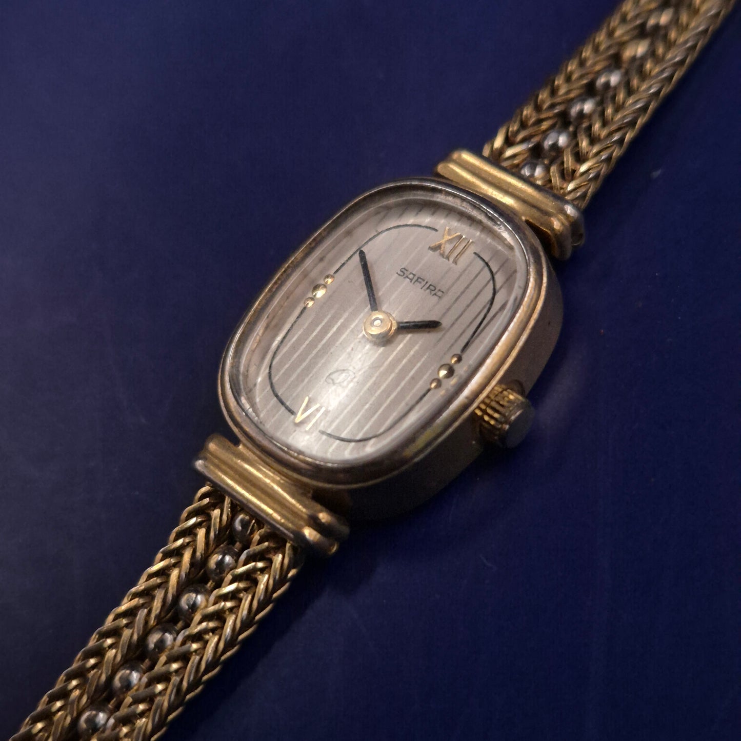 Elegante Safira Damen Uhr – Gold-Optik mit strukturiertem Zifferblatt