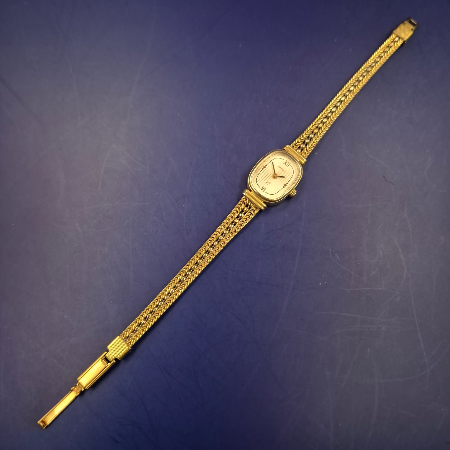 Elegante Safira Damen Uhr – Gold-Optik mit strukturiertem Zifferblatt
