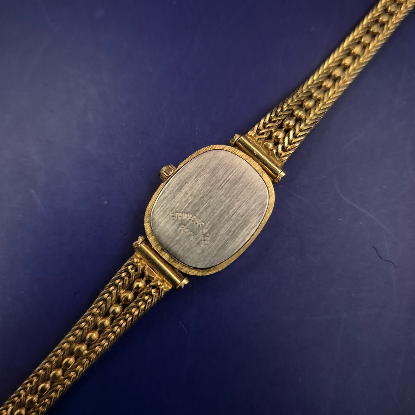 Elegante Safira Damen Uhr – Gold-Optik mit strukturiertem Zifferblatt