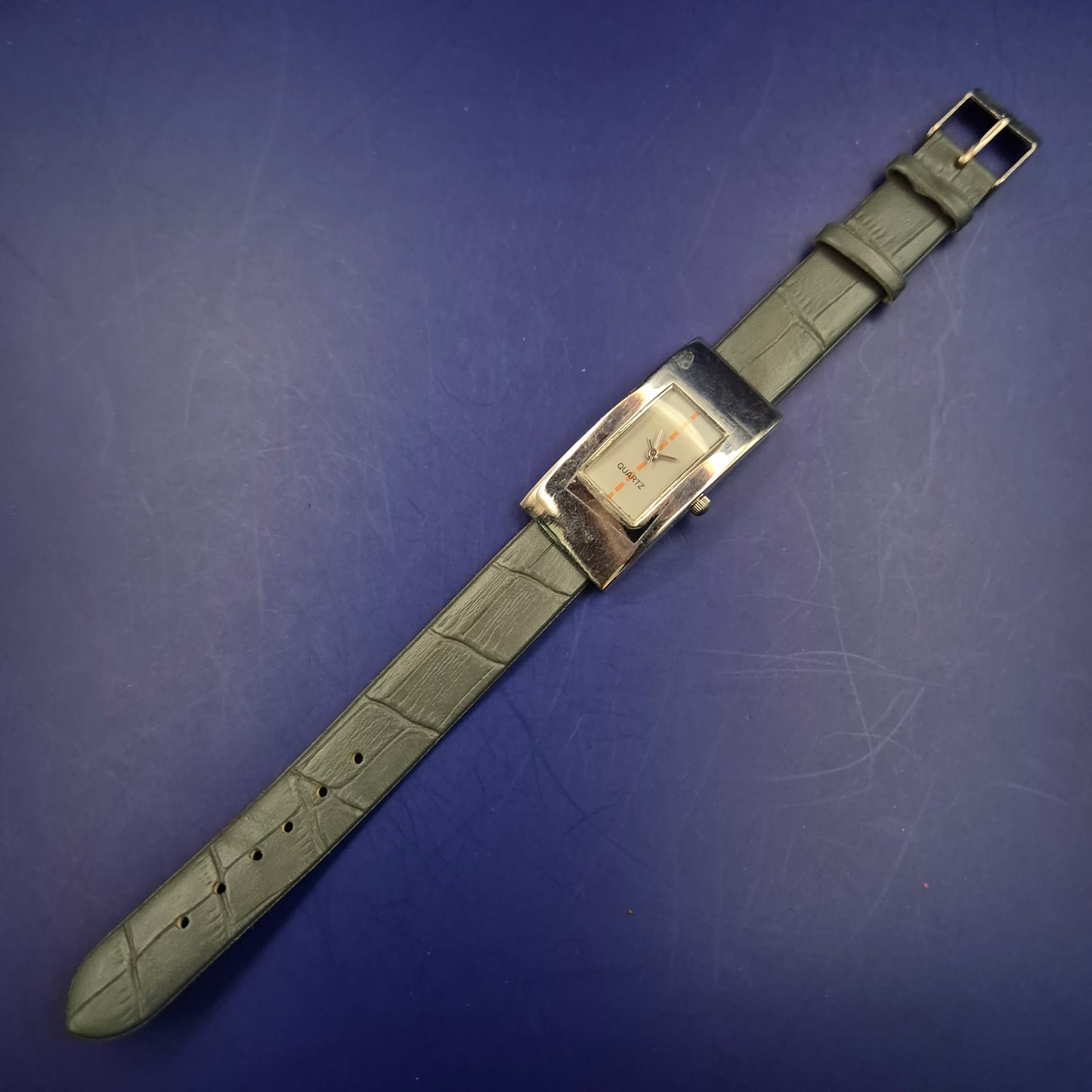 Moderne Quarz Damen Uhr – Minimalistisches Design mit markantem Silbergehäuse