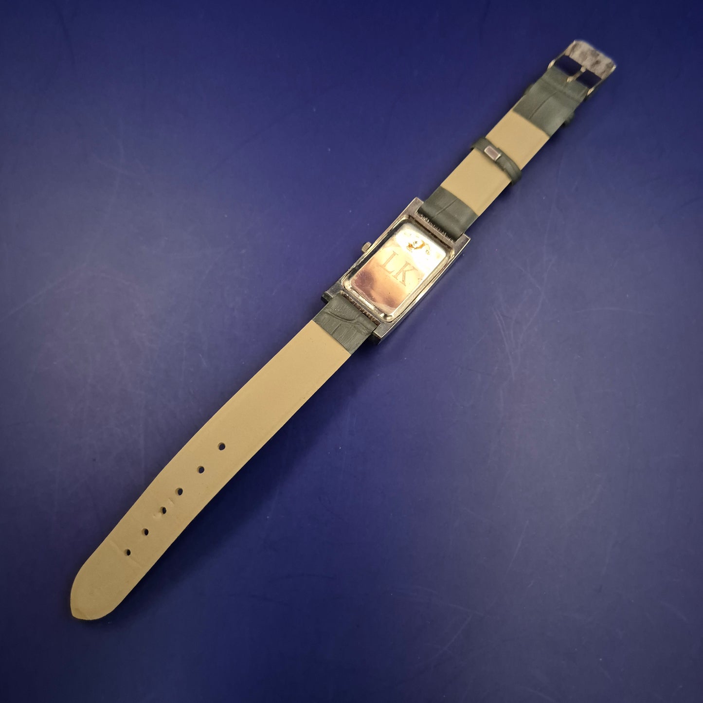 Moderne Quarz Damen Uhr – Minimalistisches Design mit markantem Silbergehäuse