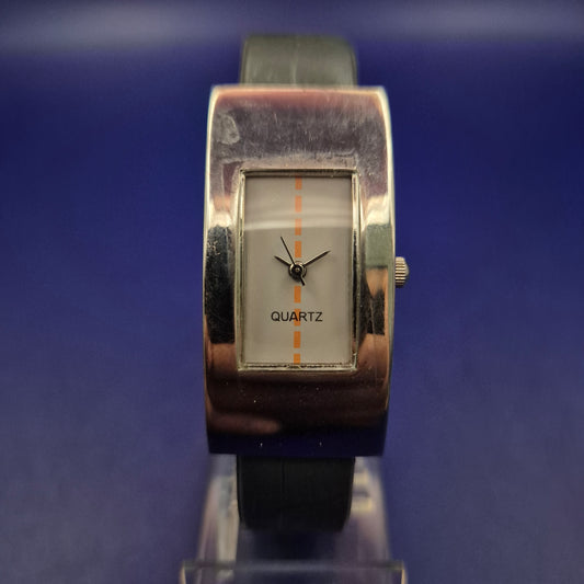 Moderne Quarz Damen Uhr – Minimalistisches Design mit markantem Silbergehäuse