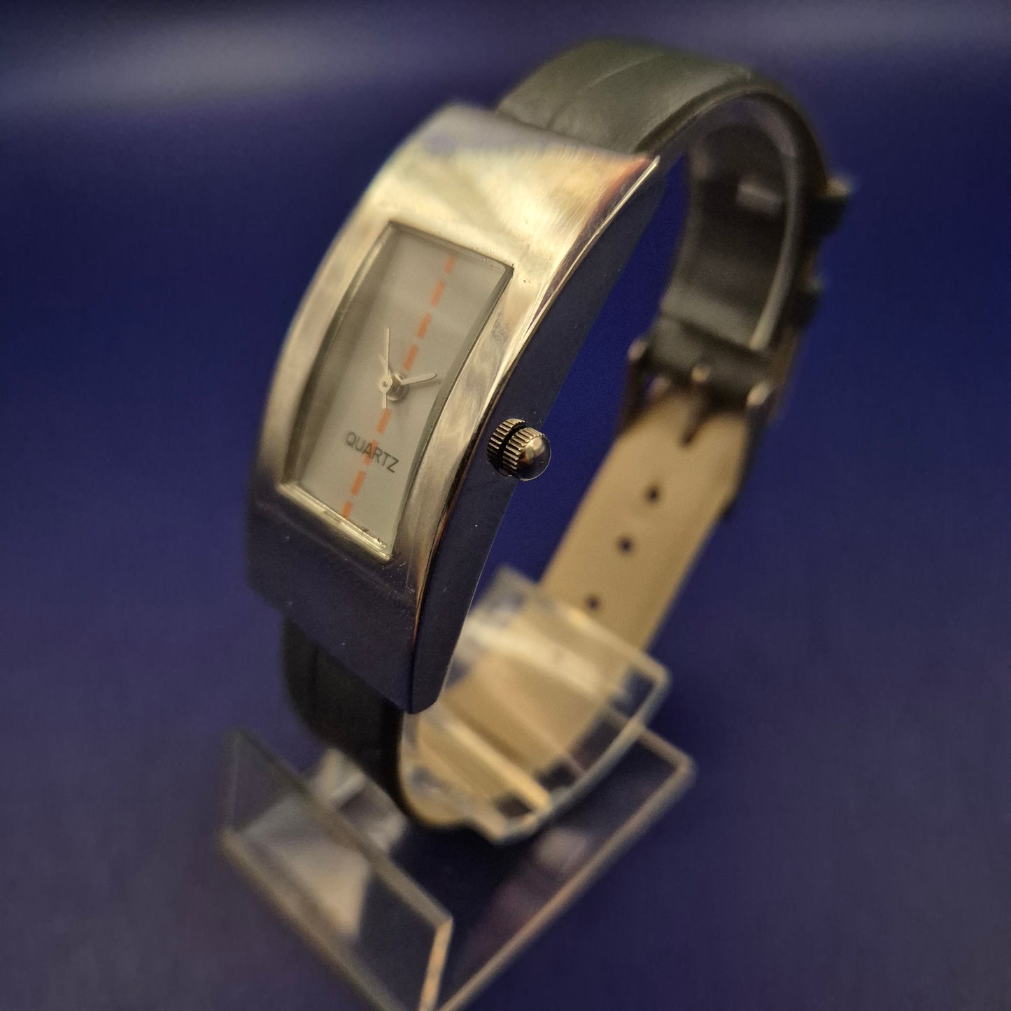 Moderne Quarz Damen Uhr – Minimalistisches Design mit markantem Silbergehäuse