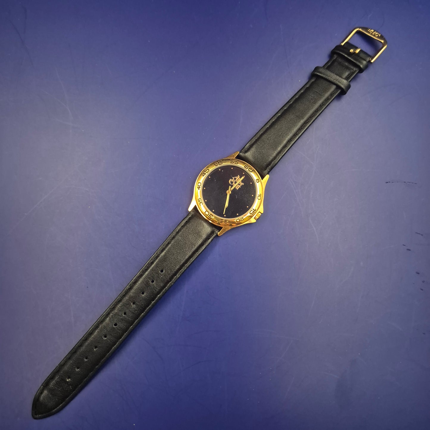 Klassische WMC Excellence Herren Uhr – Gold-Optik mit schwarzem Lederband