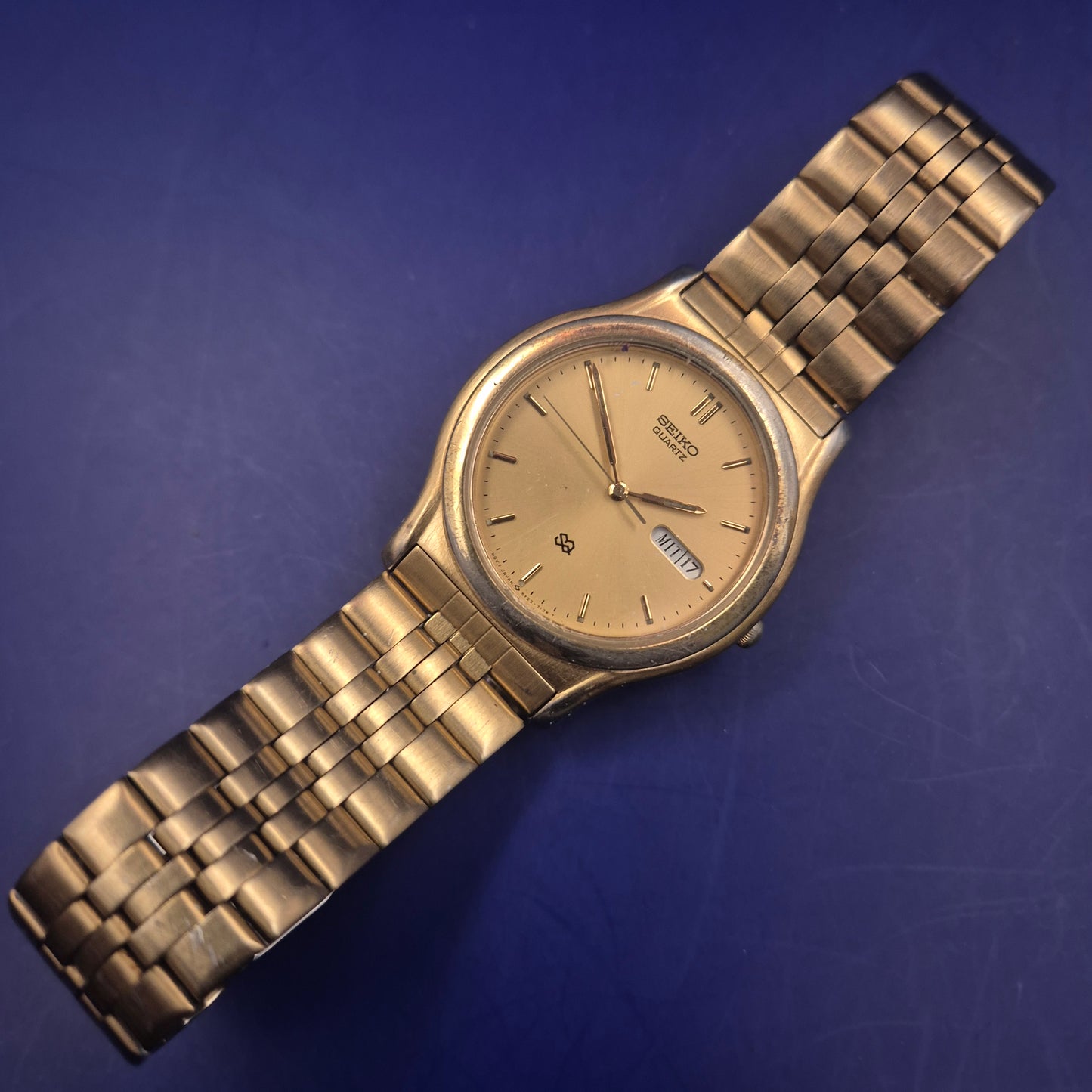 Klassische Seiko Herren Uhr – Goldfarbenes Vintage Design mit Tag/Datum