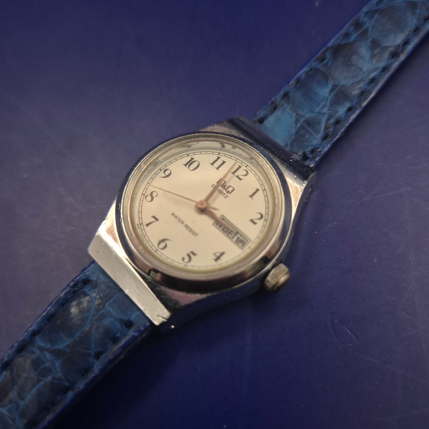 Klassische Q&Q Damen Uhr – Maritimes Blau mit Datumsanzeige