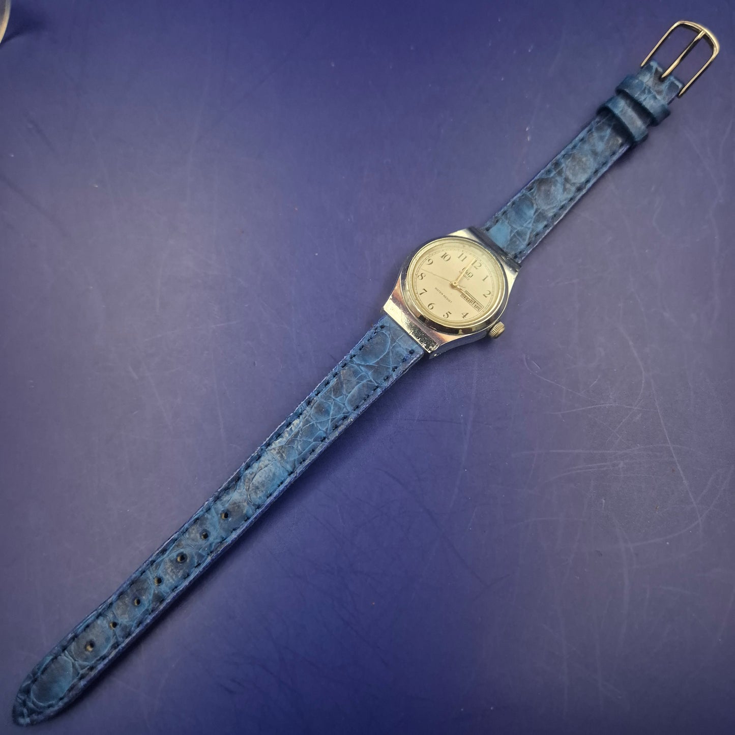 Klassische Q&Q Damen Uhr – Maritimes Blau mit Datumsanzeige