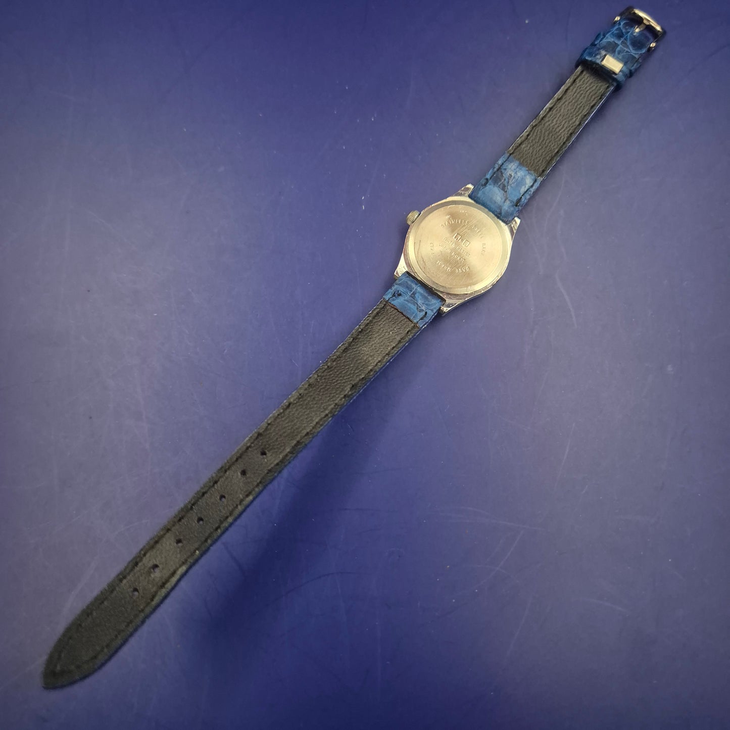 Klassische Q&Q Damen Uhr – Maritimes Blau mit Datumsanzeige