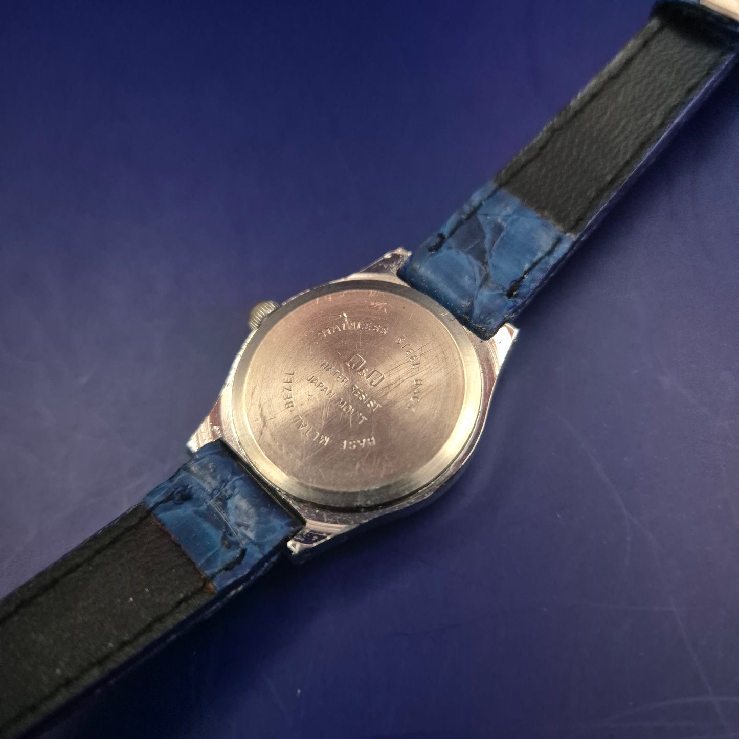 Klassische Q&Q Damen Uhr – Maritimes Blau mit Datumsanzeige