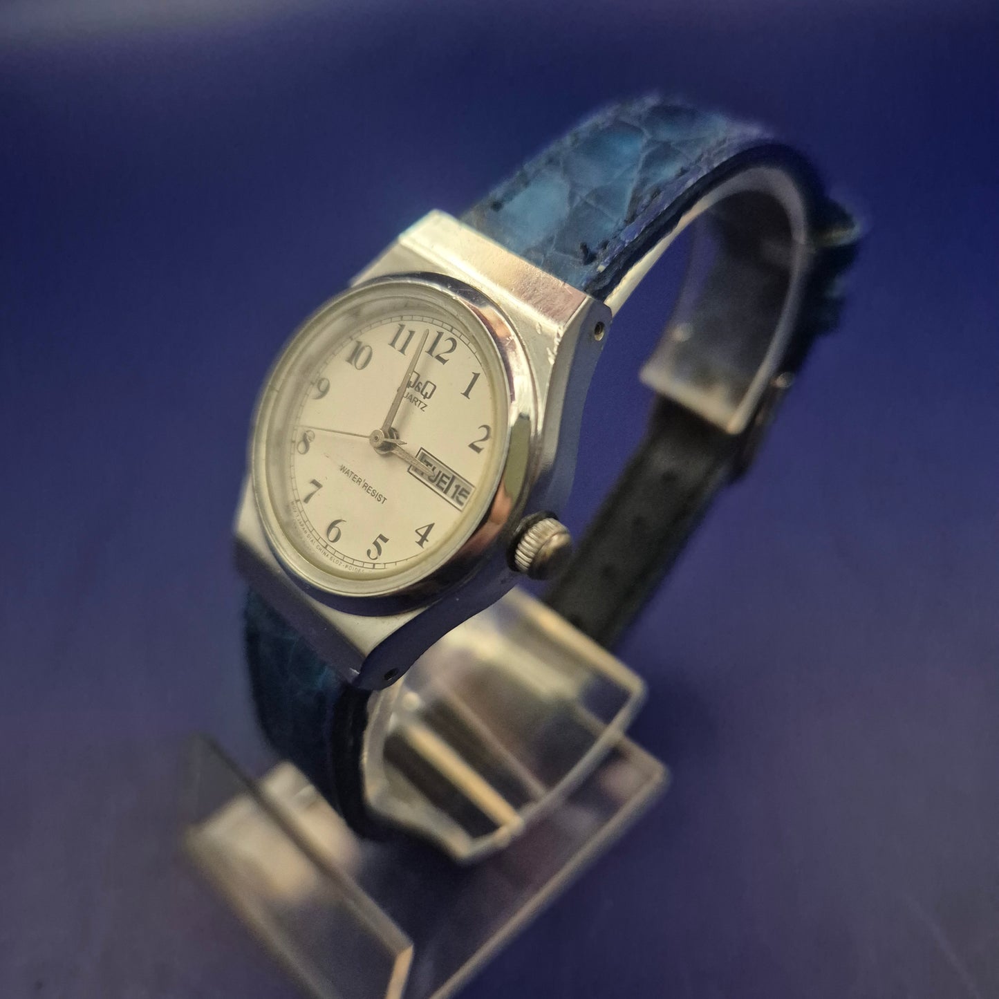 Klassische Q&Q Damen Uhr – Maritimes Blau mit Datumsanzeige