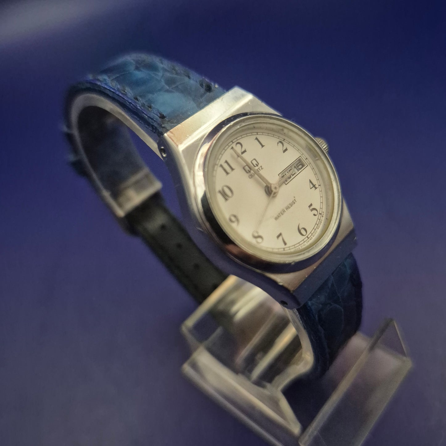 Klassische Q&Q Damen Uhr – Maritimes Blau mit Datumsanzeige