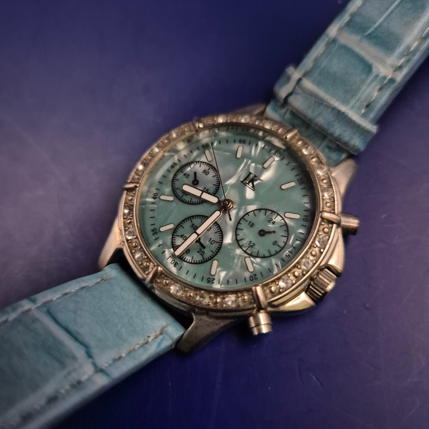 Elegante LK Damen Uhr – Türkises Perlmutt-Design mit Strassbesatz