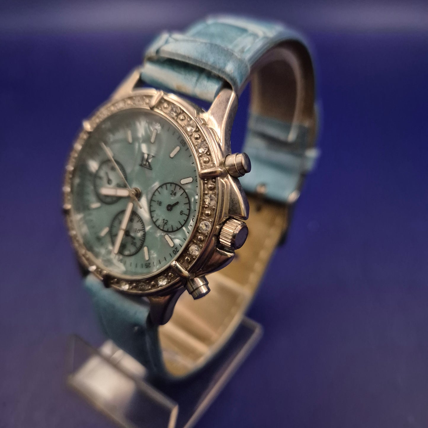 Elegante LK Damen Uhr – Türkises Perlmutt-Design mit Strassbesatz
