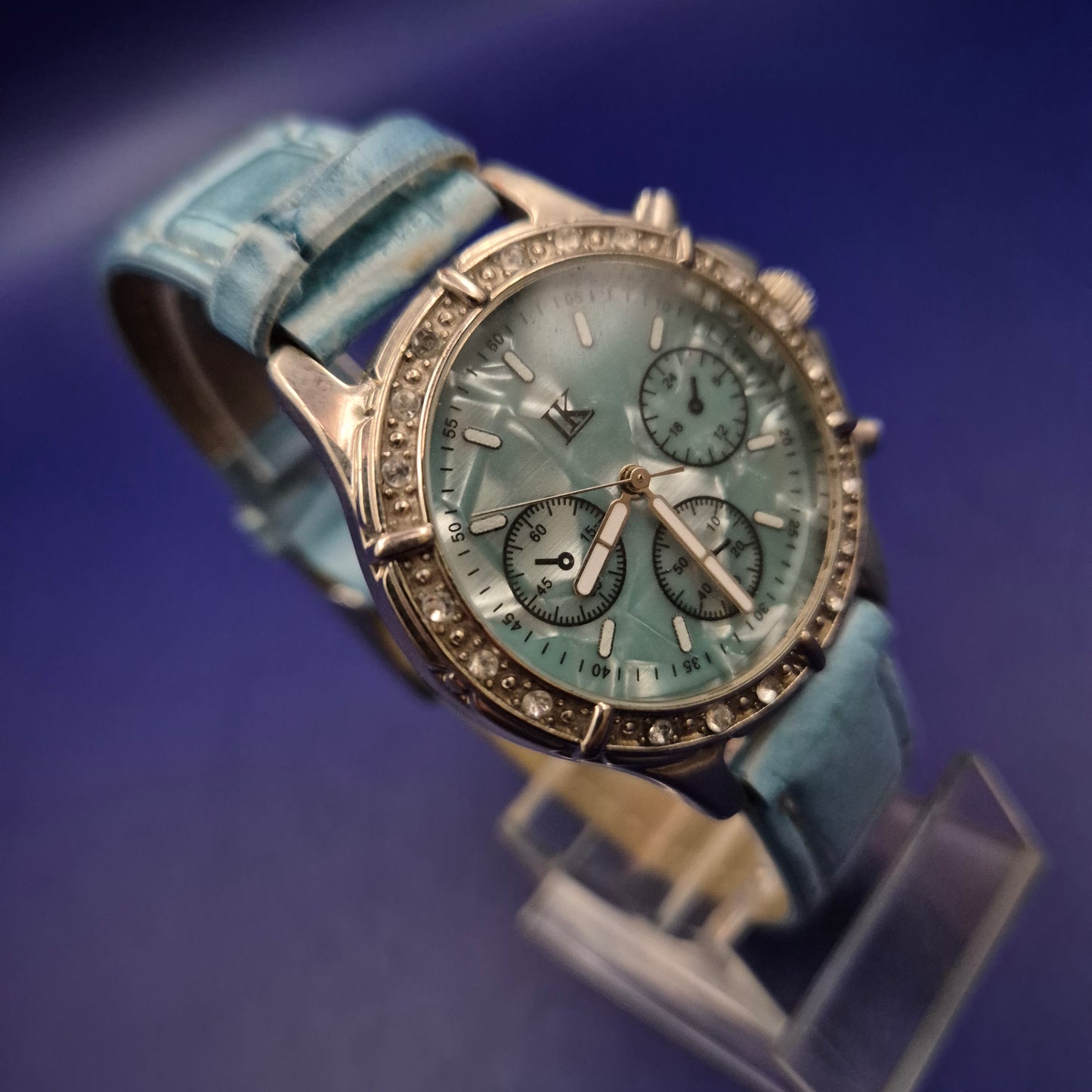 Elegante LK Damen Uhr – Türkises Perlmutt-Design mit Strassbesatz