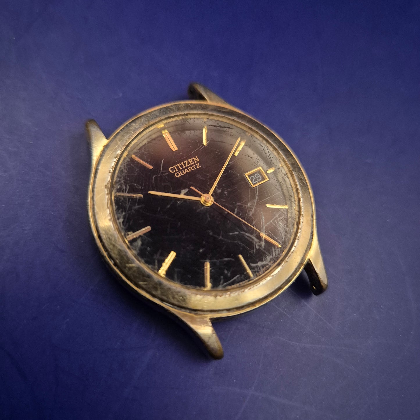 Titel Klassische Citizen Herren Uhr – Schwarzes Zifferblatt & Goldgehäuse
