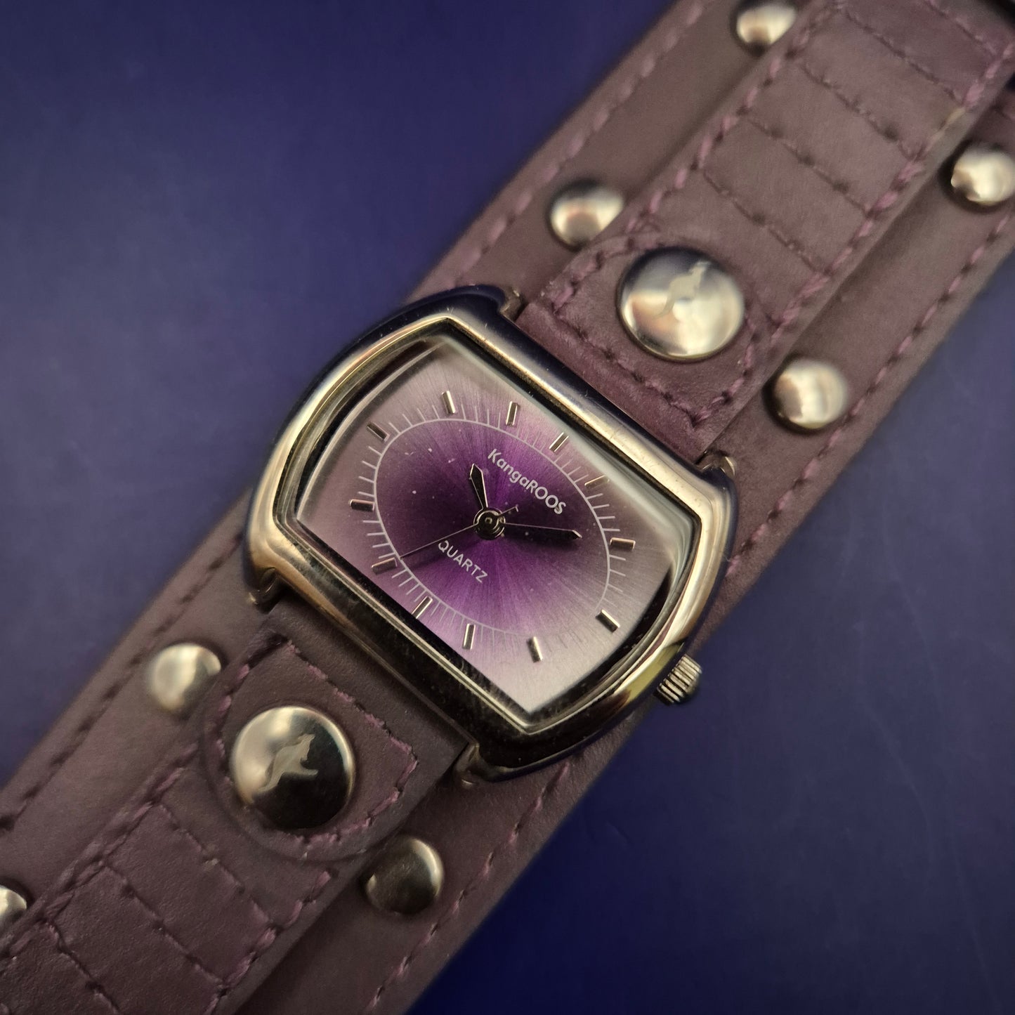 Moderne KangaROOS Damen Uhr – Markantes Manschetten-Design in Lila