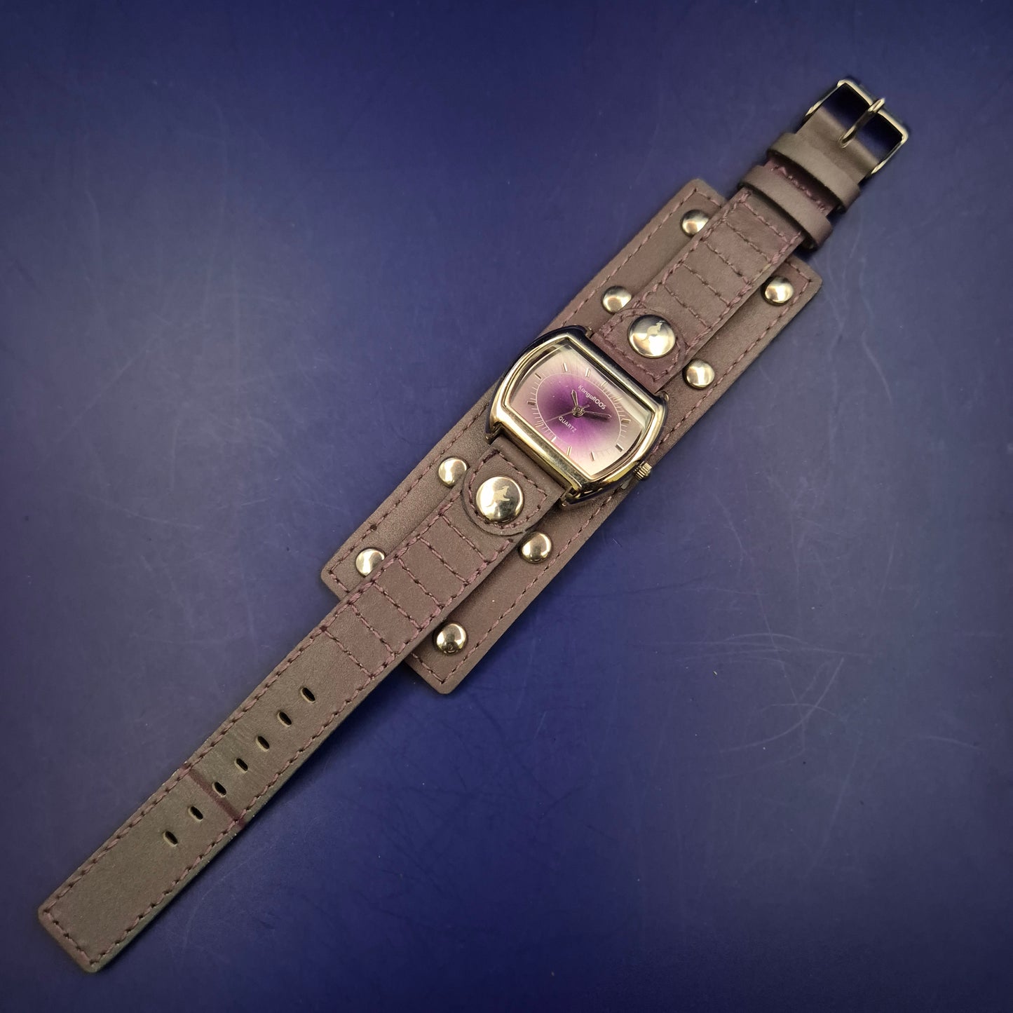 Moderne KangaROOS Damen Uhr – Markantes Manschetten-Design in Lila