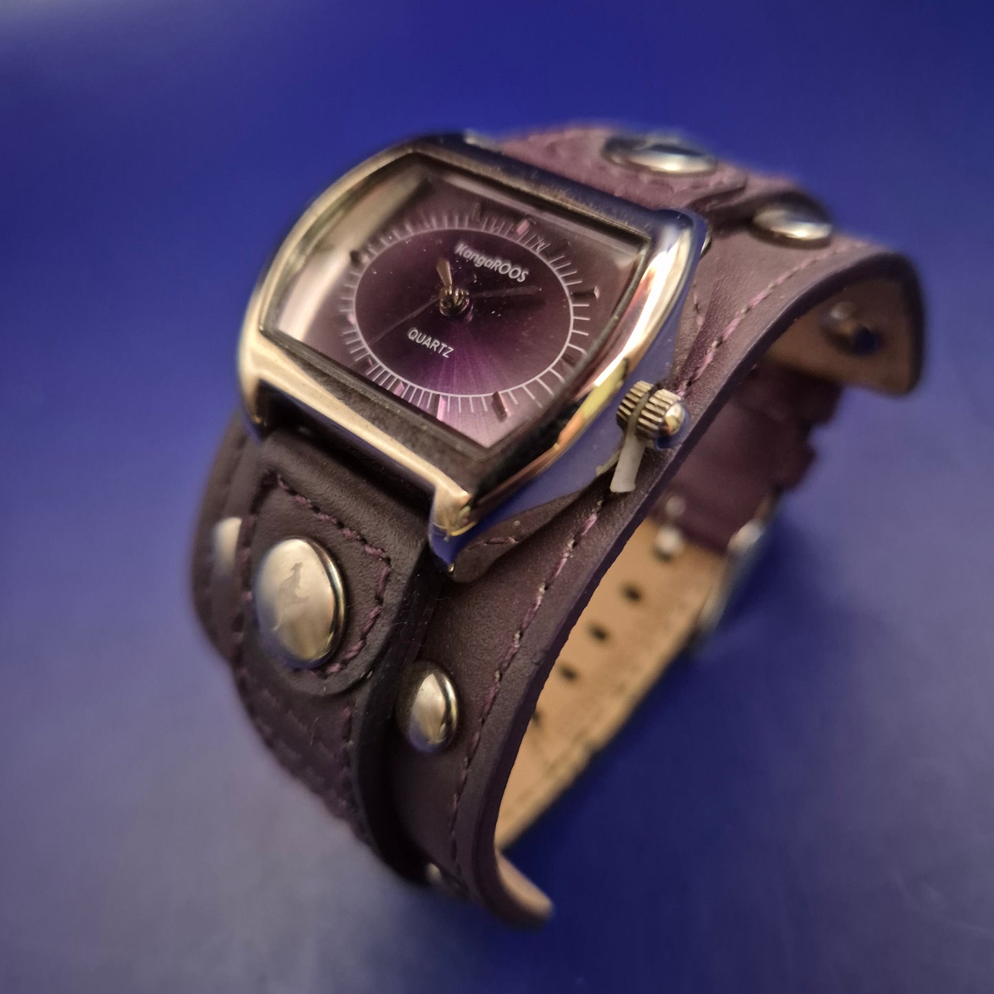 Moderne KangaROOS Damen Uhr – Markantes Manschetten-Design in Lila