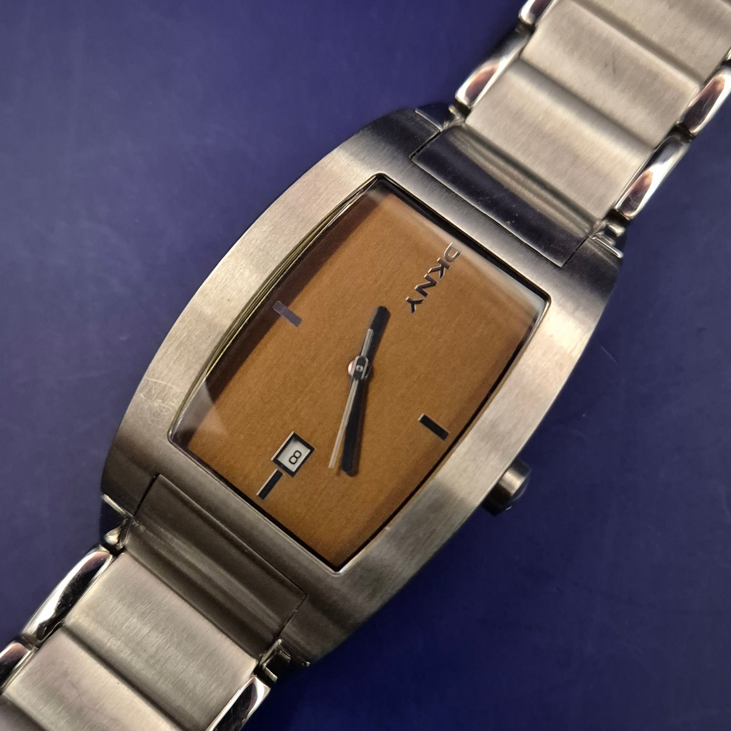 Titel Elegante DKNY Herren Uhr – Klassisches Design in Silber & Braun