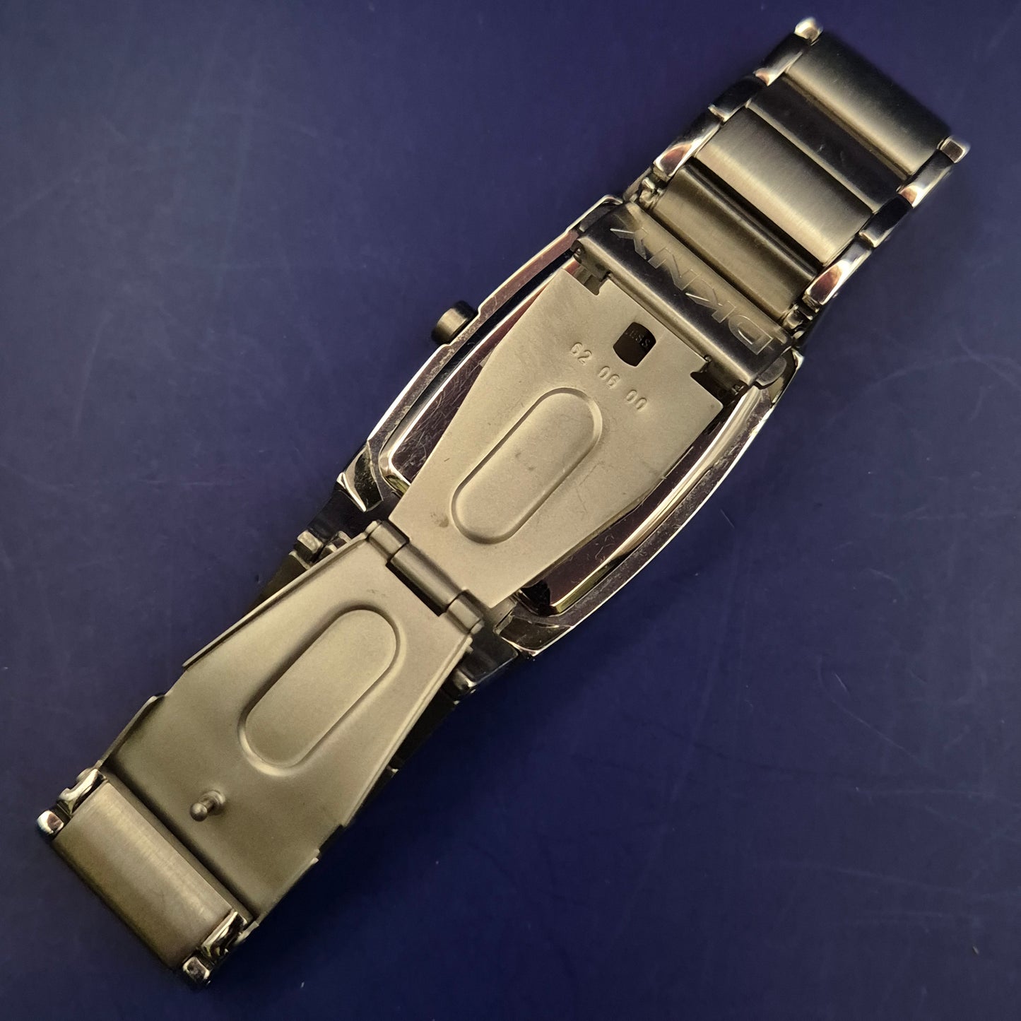Titel Elegante DKNY Herren Uhr – Klassisches Design in Silber & Braun