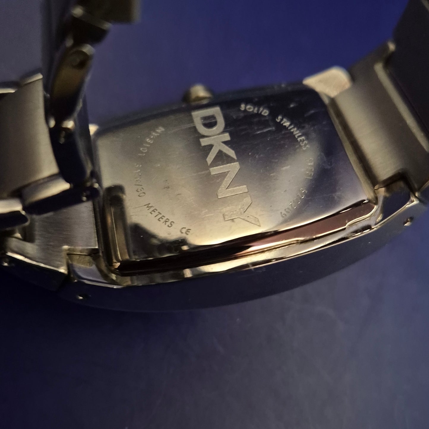 Titel Elegante DKNY Herren Uhr – Klassisches Design in Silber & Braun