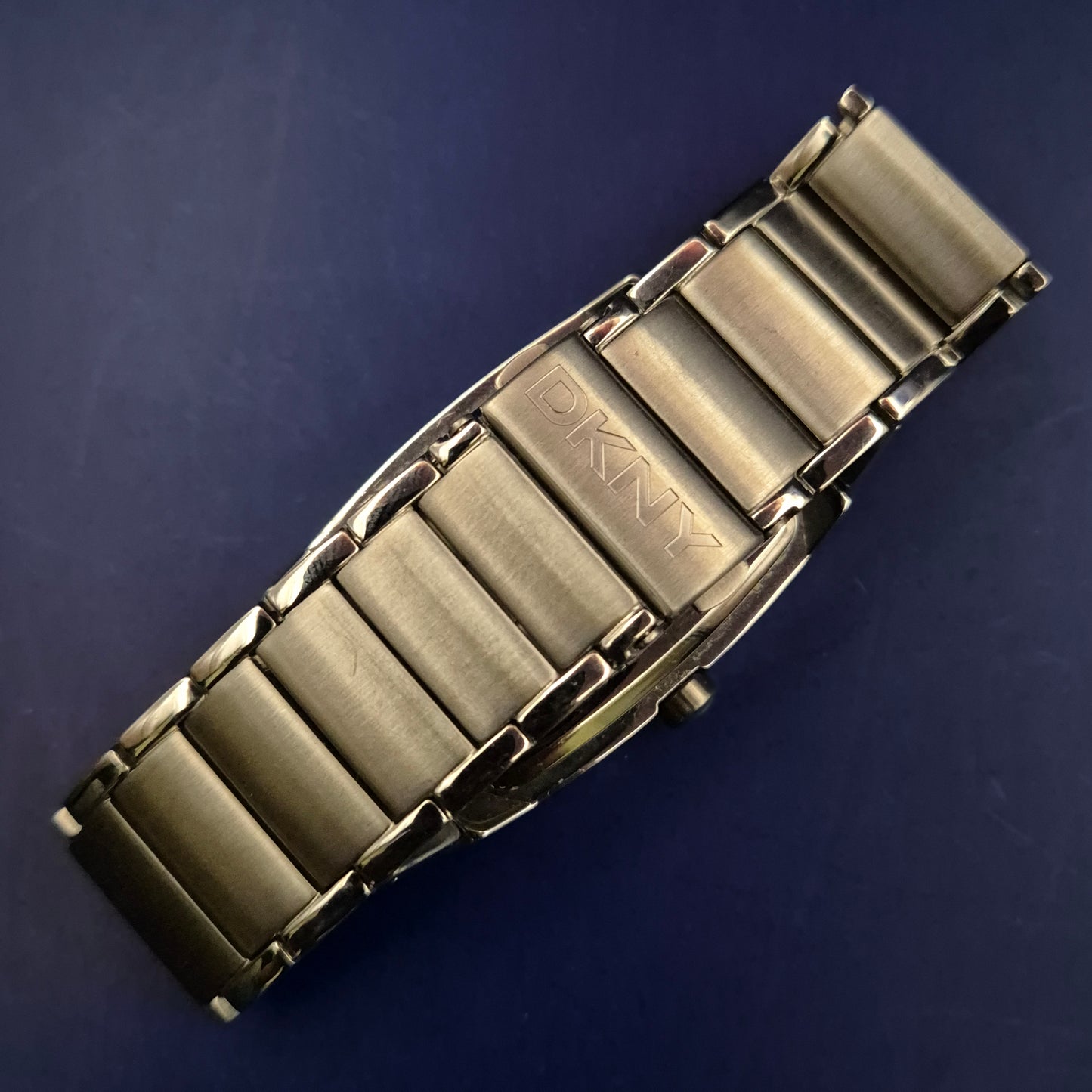 Titel Elegante DKNY Herren Uhr – Klassisches Design in Silber & Braun